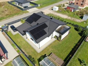 Modernus namas su 10 kW saulės elektrine ant stogo. Foto su dronu