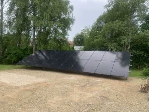 10 kW elektrinė su dvigubo stiklo moduliais ant akmenuoto žemės paviršiaus