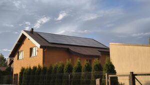Saulės elektrinė 10 KW galios sumontuota ant 2 aukštų namo