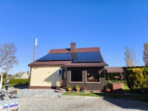 saulės elektrine ant klasikinio stogo