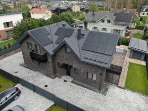 Saulės panelės ant stogo iš tolo Klaipėda