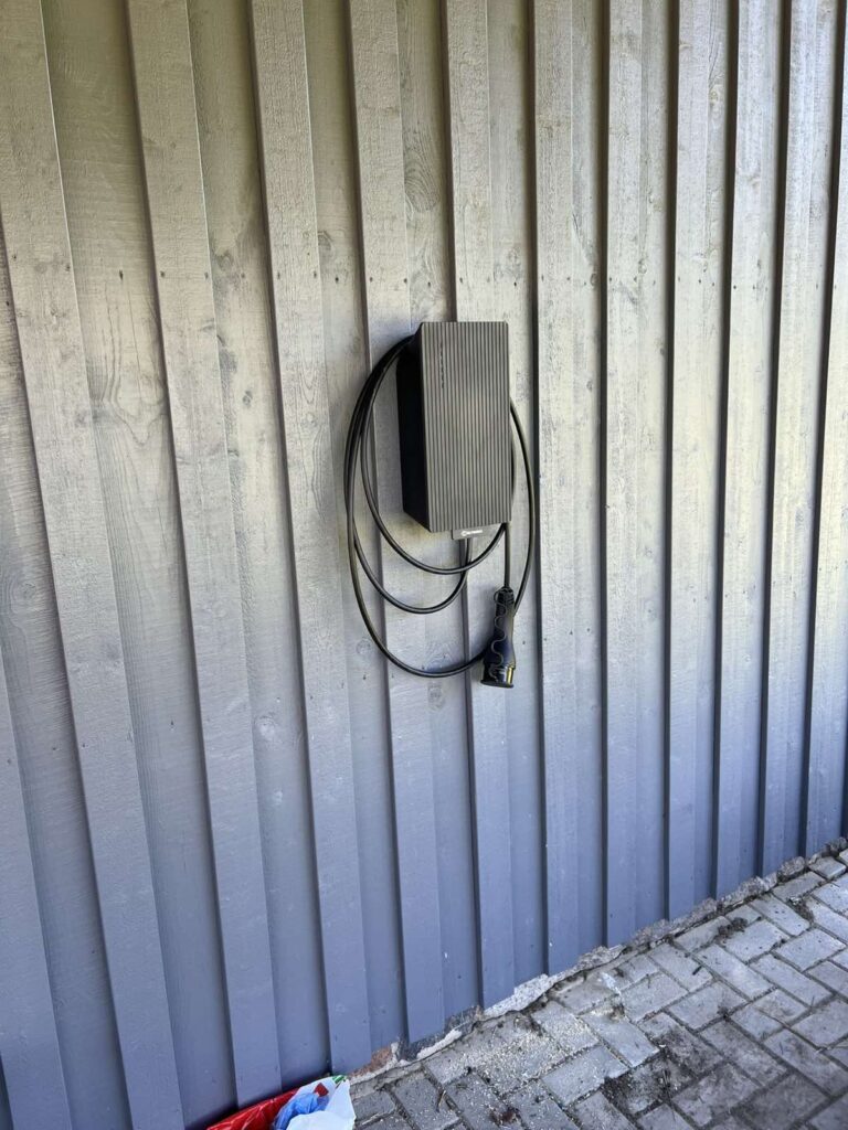 Teltonika 11 KW įkrovimo stotelė